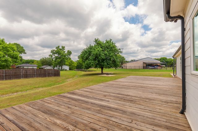 1305 N John Douglas Road, Van Alstyne, TX 75495
