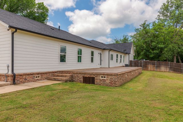 1305 N John Douglas Road, Van Alstyne, TX 75495