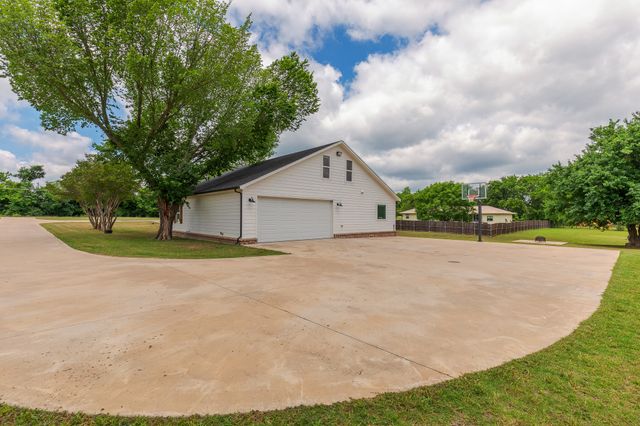 1305 N John Douglas Road, Van Alstyne, TX 75495