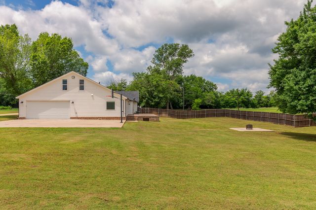1305 N John Douglas Road, Van Alstyne, TX 75495