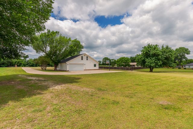 1305 N John Douglas Road, Van Alstyne, TX 75495