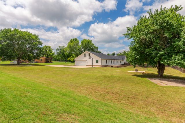 1305 N John Douglas Road, Van Alstyne, TX 75495