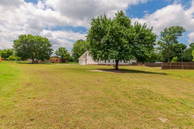 1305 N John Douglas Road, Van Alstyne, TX 75495