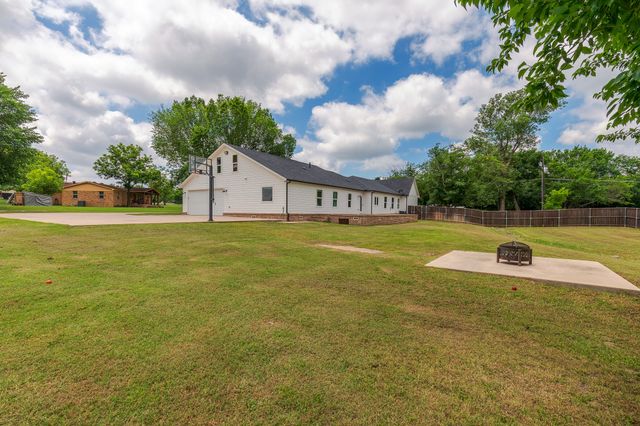 1305 N John Douglas Road, Van Alstyne, TX 75495