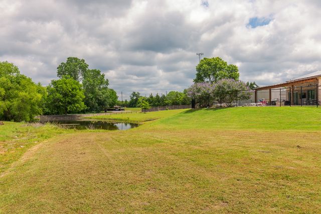 1305 N John Douglas Road, Van Alstyne, TX 75495