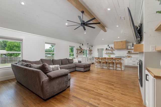 1305 N John Douglas Road, Van Alstyne, TX 75495