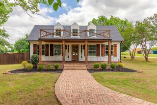 1305 N John Douglas Road, Van Alstyne, TX 75495