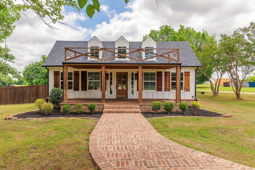 1305 N John Douglas Road, Van Alstyne, TX 75495
