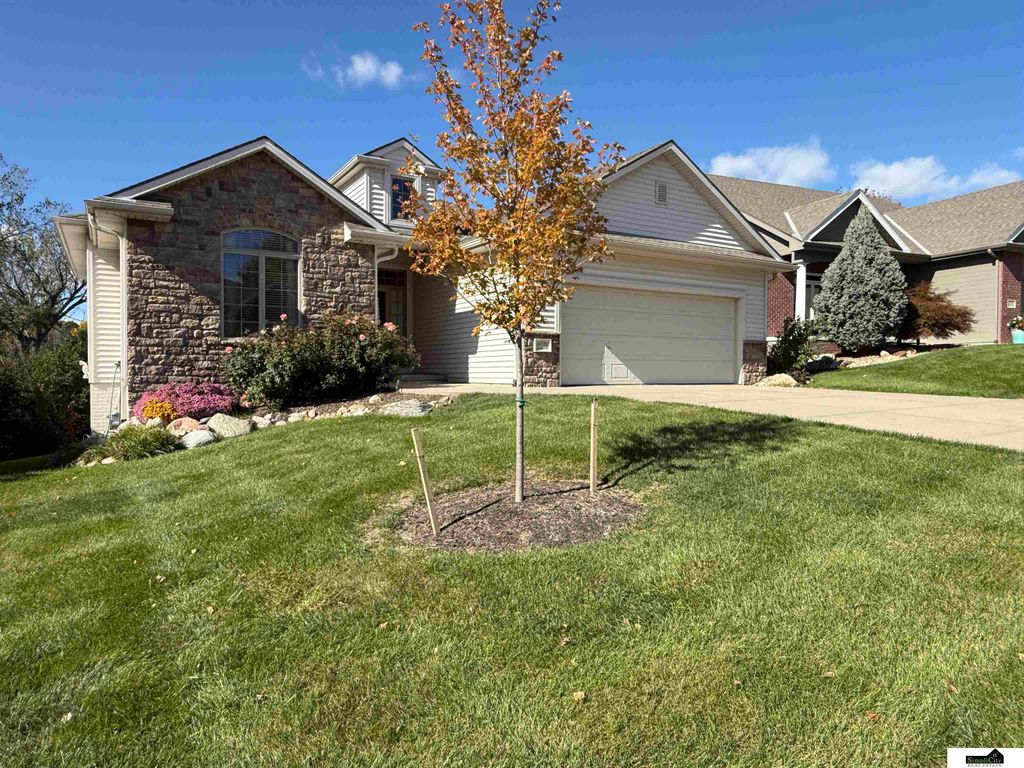 10024 Emiline Street, La Vista, NE 68128