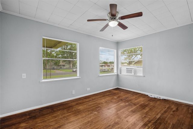 623 18th Avenue N, Texas City, TX 77590