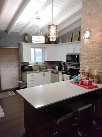 911 W Country Club Circle, Plantation, FL 33317