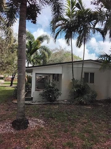 911 W Country Club Circle, Plantation, FL 33317