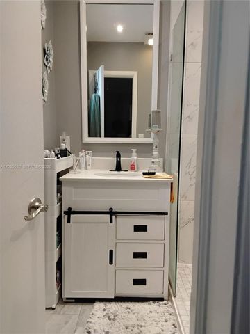 911 W Country Club Circle, Plantation, FL 33317