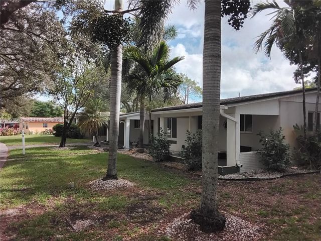 911 W Country Club Circle, Plantation, FL 33317