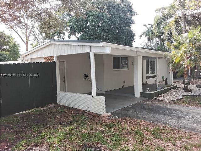 911 W Country Club Circle, Plantation, FL 33317