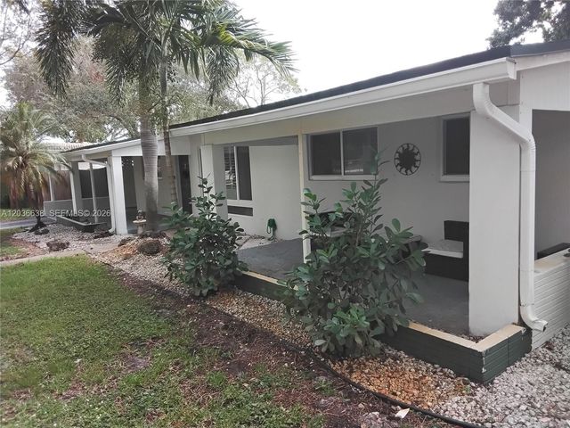 911 W Country Club Circle, Plantation, FL 33317