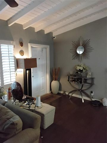 911 W Country Club Circle, Plantation, FL 33317