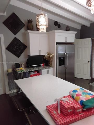 911 W Country Club Circle, Plantation, FL 33317