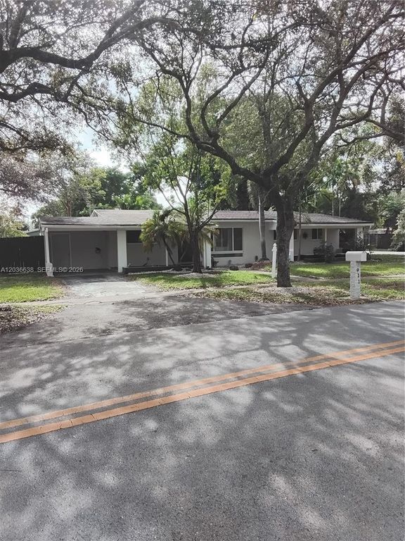 911 W Country Club Circle, Plantation, FL 33317