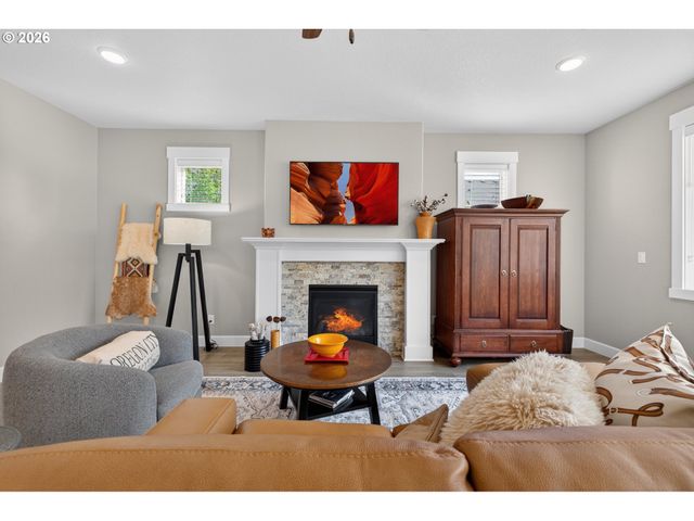 19584 CENTRAL POINT Rd, Oregon City, OR 97045