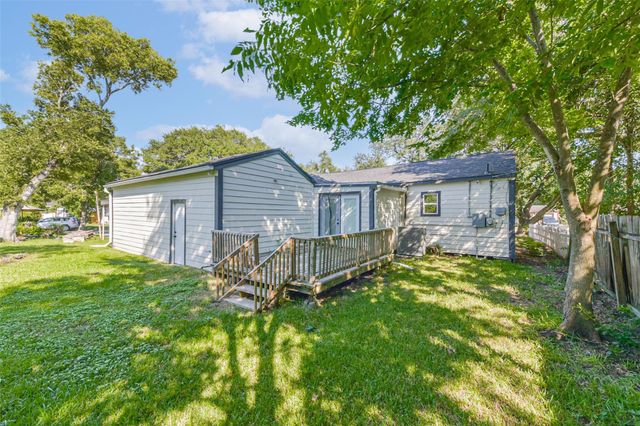 1102 W Hart Avenue, Pasadena, TX 77506