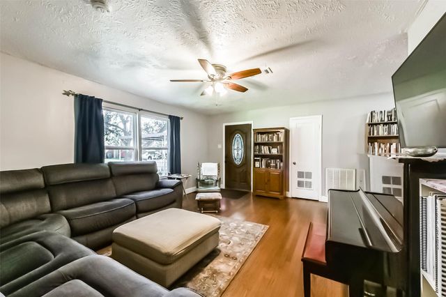 1102 W Hart Avenue, Pasadena, TX 77506