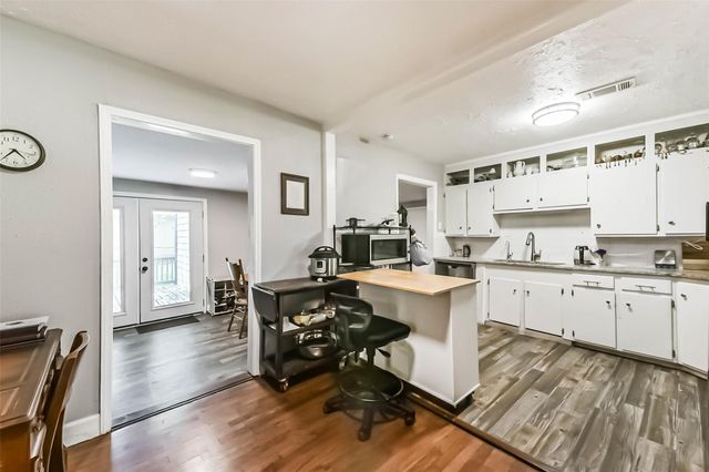 1102 W Hart Avenue, Pasadena, TX 77506