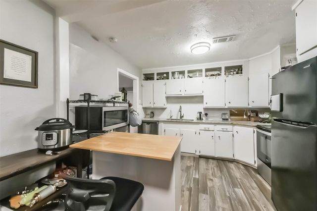 1102 W Hart Avenue, Pasadena, TX 77506