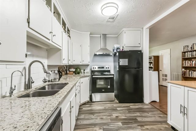 1102 W Hart Avenue, Pasadena, TX 77506