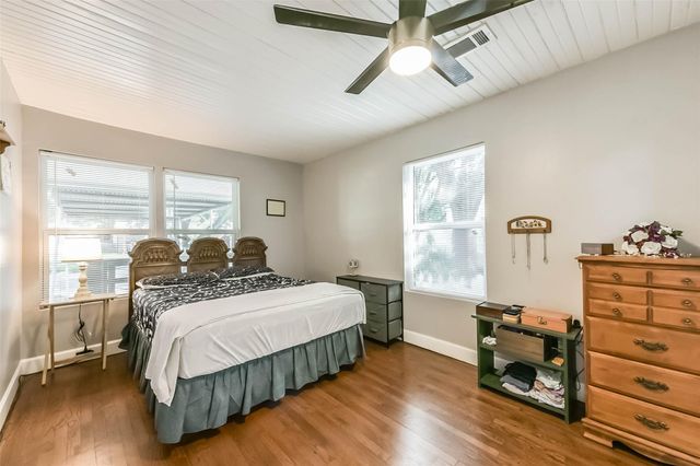 1102 W Hart Avenue, Pasadena, TX 77506