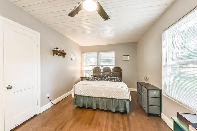 1102 W Hart Avenue, Pasadena, TX 77506