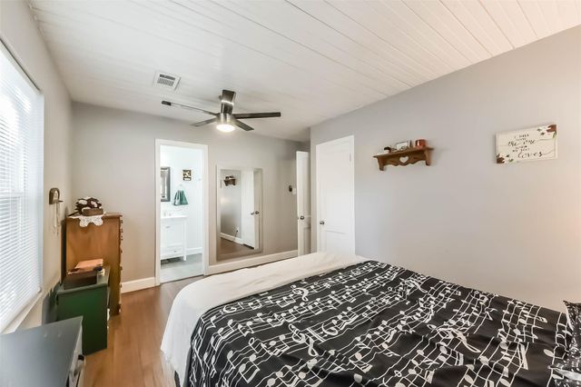 1102 W Hart Avenue, Pasadena, TX 77506