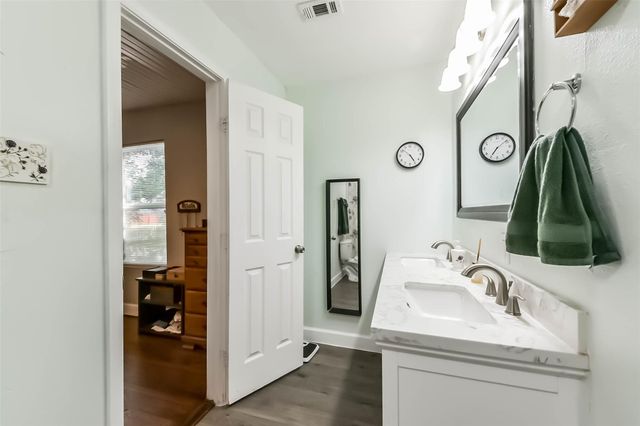 1102 W Hart Avenue, Pasadena, TX 77506