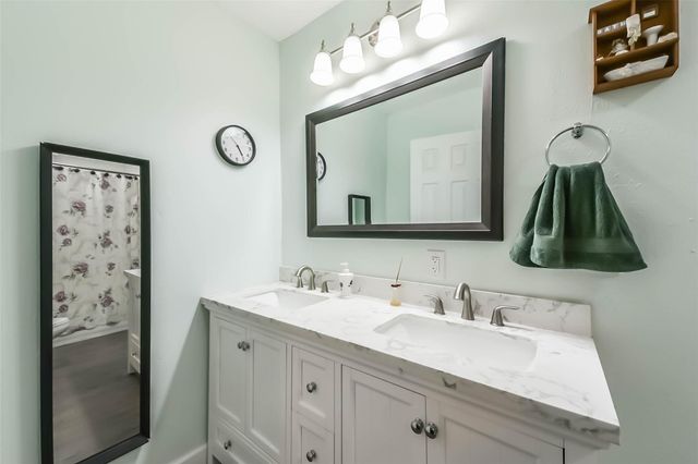 1102 W Hart Avenue, Pasadena, TX 77506