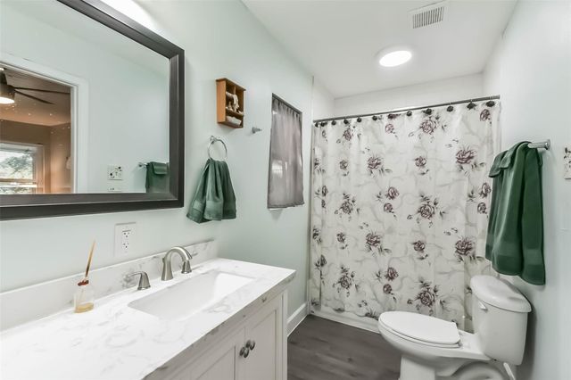 1102 W Hart Avenue, Pasadena, TX 77506