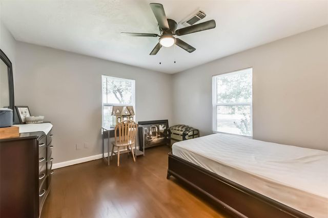 1102 W Hart Avenue, Pasadena, TX 77506