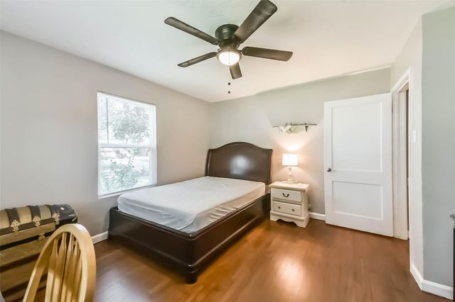 1102 W Hart Avenue, Pasadena, TX 77506