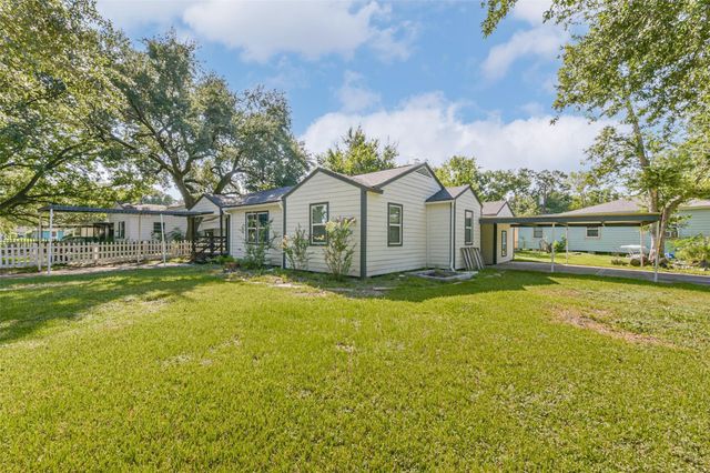 1102 W Hart Avenue, Pasadena, TX 77506