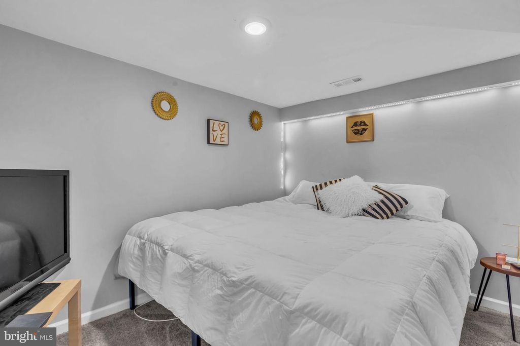 Image 16 of property listing at 4908 - 1/2 HARFORD RD, Baltimore, MD 21214