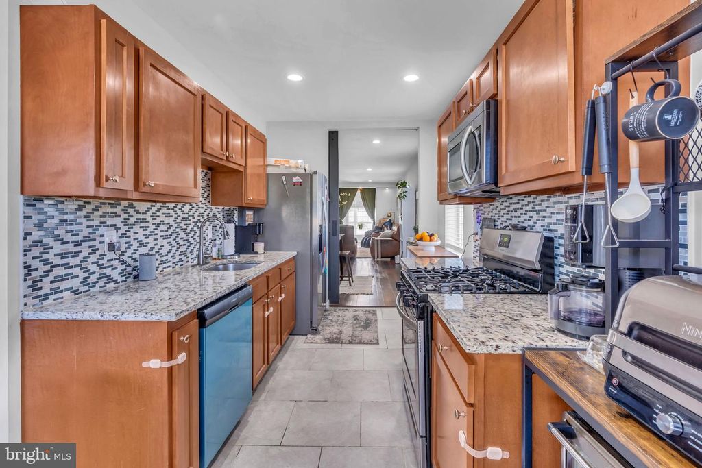 Image 7 of property listing at 4908 - 1/2 HARFORD RD, Baltimore, MD 21214