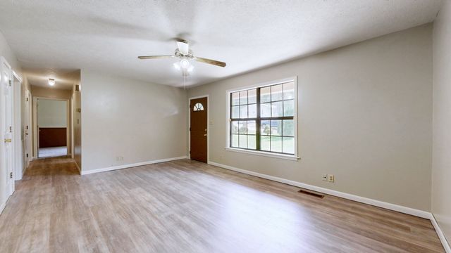 14 Cable Rd, Oak Grove, KY 42262