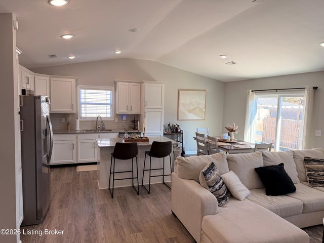 9005 Manslick Commons Dr, Louisville, KY 40219