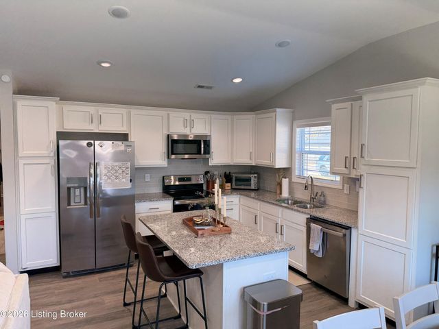 9005 Manslick Commons Dr, Louisville, KY 40219