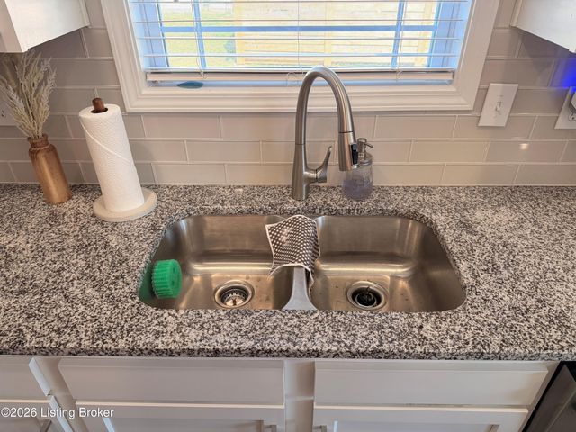 9005 Manslick Commons Dr, Louisville, KY 40219