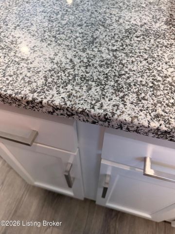 9005 Manslick Commons Dr, Louisville, KY 40219