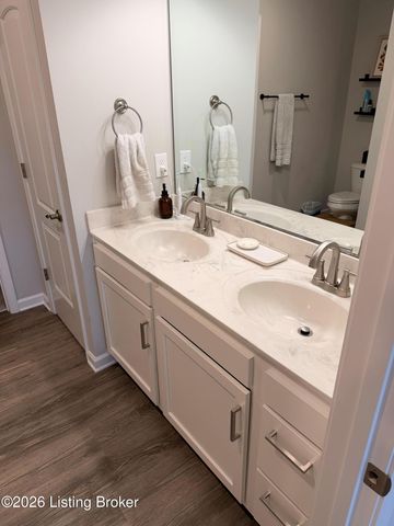 9005 Manslick Commons Dr, Louisville, KY 40219