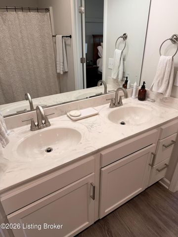 9005 Manslick Commons Dr, Louisville, KY 40219