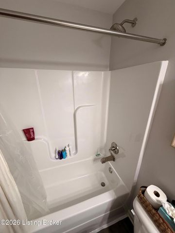 9005 Manslick Commons Dr, Louisville, KY 40219