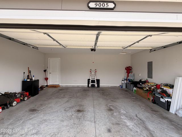 9005 Manslick Commons Dr, Louisville, KY 40219