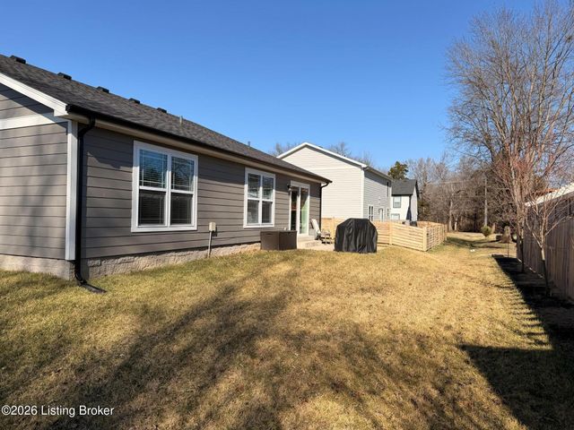 9005 Manslick Commons Dr, Louisville, KY 40219